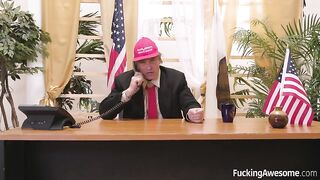 Дональд Трамп ебет шоколадную пресс-секретаршу в овальном кабинете