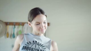 Стрйоная русская модель танцует на кровати голышом