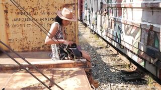 Индийская писательница позирует голой в железнодорожном вагоне