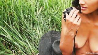 Туристка из Индии голышом валяется в траве во время похода