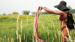 Туристка из Индии голышом валяется в траве во время похода