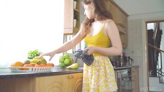 Украинка Satin Stone с упругой грудью позирует голышом на кухне