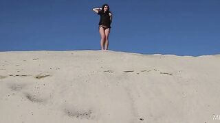 Грудастая россиянка позирует голышом в эротике в пустыне