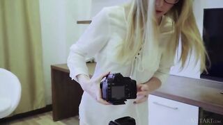 Русская девушка фотограф делает эротический автопортрет на видео