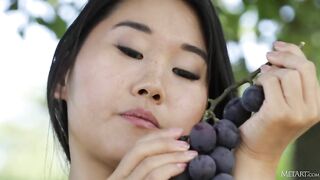Азиатка в деревне кайфует голой на винограднике в прицепе