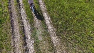 Велосипедистка раздевается в эро сольнике в поле под Полтавой