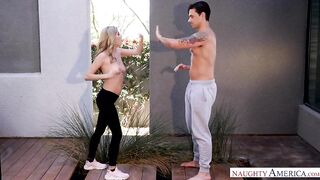 Любительница йоги сосет хуй мускулистому сенсею перед прожаркой щелки