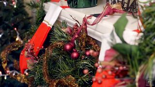 Накормила азиатку волосатой писькой, отблагодарив за новогодние подарки