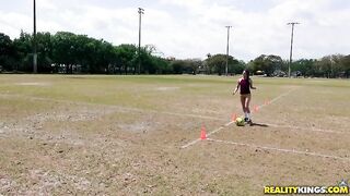 Спортивный агент трахает перспективную футболистку в парке