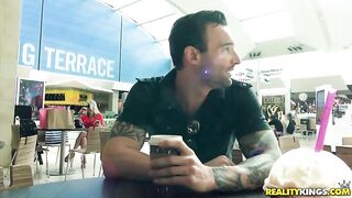 Блондинка накормила пиздой в фейсситтинге преследовавшего ее извращенца