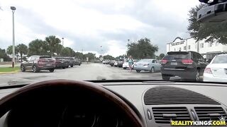 Драйвер натянул пышечку в машине за пачку денег