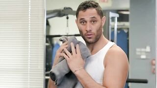 Спортсменка связала тренера и накормила его пиздой в качалке