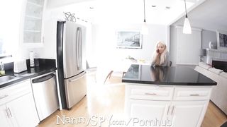 Няня Эльза Джин отсасывает торчащий хер босса перед сексом на кухне