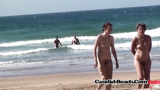Снимает на нудистском пляже голых баб в теле