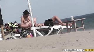 Милфы загорают с голыми сиськами на нудистском пляже