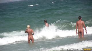 Зрелая блондинка с большими половыми губами отдыхает с мужем на нудистском пляже