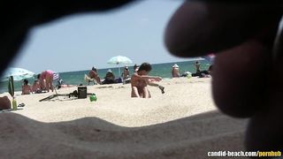 Извращенец рассматривает невозбужденную пизду нудистки на пляже