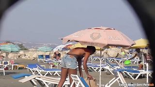 Вуайерист снимает на камеру девушек в бикини на пляже