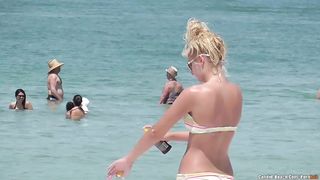 Красивые девушки в бикини развлекаются на пляже перед вуайеристом