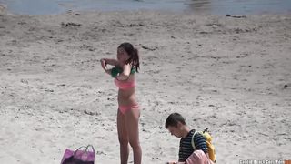Вуайерист снял толпу девах в бикини на пляже в Майами