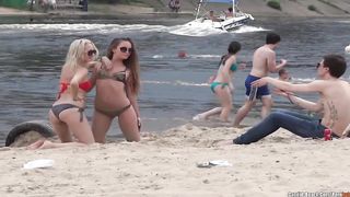 Вуайерист снял толпу девах в бикини на пляже в Майами