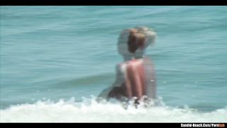 Нудист вуайерист снимает на видео голых баб на диком пляже