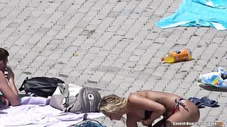 Извращенец снимает на скрытую камеру баб с голыми сиськами у бассейна для нудистов
