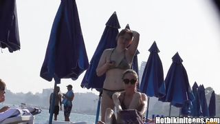 Стройные девахи в купальниках попали в объектив скрытой камеры вуайериста на пляже