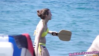 Лесбиянка снимает на камеру туристок в купальниках на пляже