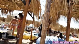 Вуайерист тайно снимает красивых девок в купальниках на пляже