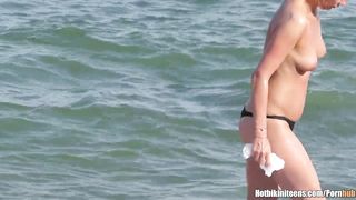 Чувак с камерой тайно снимает полуголых девах в трусиках на пляже