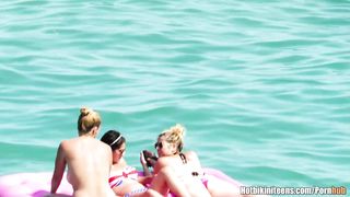 Девахи с голыми сиськами купаются и загорают на нудистском пляже перед скрытой камерой