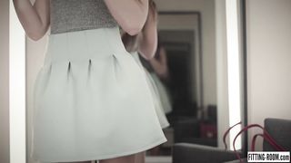Красотка Литл Каприс меряет юбку и дрочит пизду напротив зеркала в примерочной