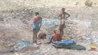 Групповой секс нудистов и свингеров на диком пляже перед вуайеристом