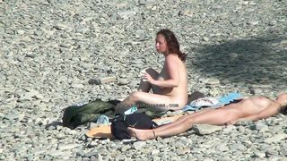 Съемка реальных нудистов на скрытую камеру на диком пляже