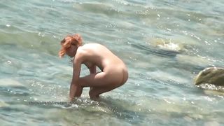 Вуайерист подсматривает за голыми незнакомками на нудистском пляже
