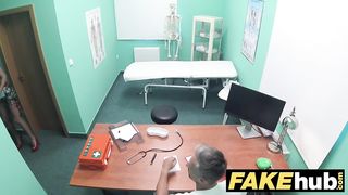 Доктор подсмотрел за мастурбацией пациентки в туалете и трахнул её после минета