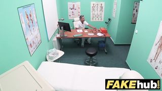 Доктор подсмотрел за мастурбацией пациентки в туалете и трахнул её после минета