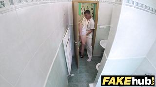 Кристина Блонд ебется с доктором в туалете во время общего осмотра