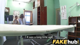 Очкастая журналистка скачет на члене доктора во время интервью