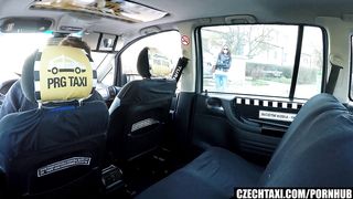 Сисястая порно модель кончает во время ебли с водителем в такси