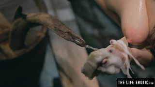 Милфа с пухлыми сиськами жестко мастурбирует в лесной хижине