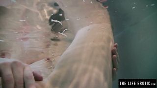 Подводная мастурбация от тинки блондинки после бокала вина в ванной