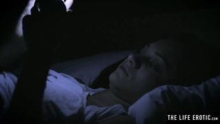 Девушка натирает небритую киску самотыком с фонариком