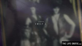 Emily J мастурбирует небритую пизду леденцом, срываясь на фистинг