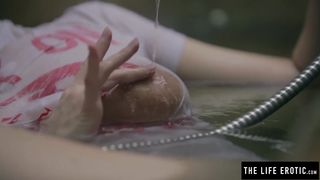 Emily J принимает ванную и мастурбирует небритую письку ложкой