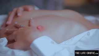 Leony Aprill щекочет себя пером и проникает пальцами в вагину