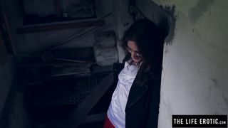 Депрессивная Эмили Джей курит и мастурбирует пизду мобильным телефоном в подвале