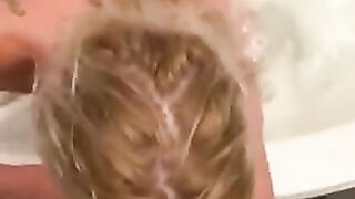 Аппетитный отсос со слюнями от блондинки в ванне в POV формате
