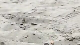 Загорелая кудряха дала в задницу после минета на пляже
